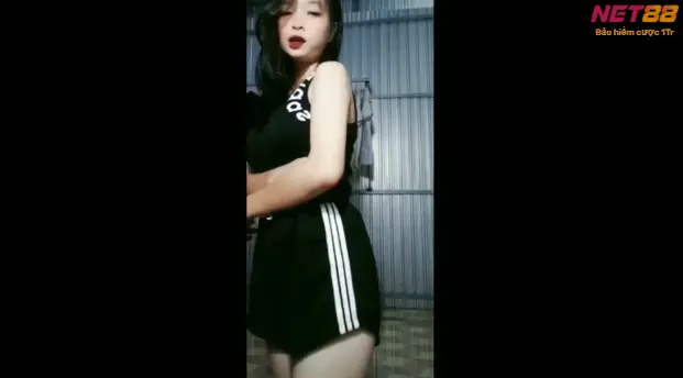 CHONGTOICO-0348 | Vú to lồn múp không lông nhúng như một con thú – Lộ Clip